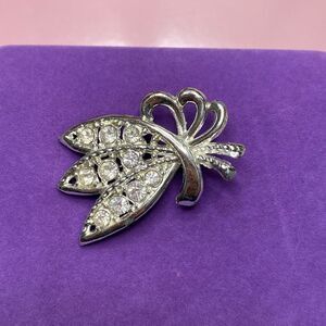 💛 Vintage Silver Tone Crystal Swirl/Floral Brooch